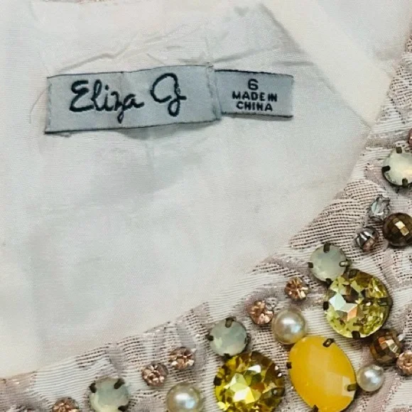 ELIZA J ~ Cream and Gold Jacquard Patterned Dress w/Pockets and Jewel Neckline - Picture 3 of 9